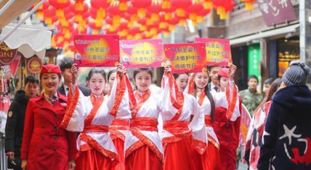 大学生呼吁抵制圣诞节 穿汉服举牌子提倡过传统节日
