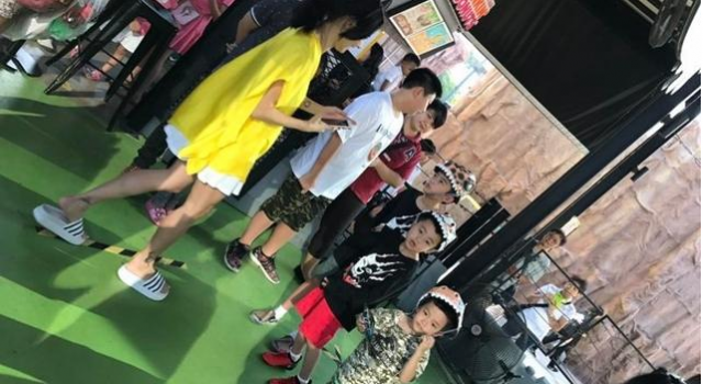 张柏芝着亮黄透视装现身 带俩儿子游曼谷太明媚
