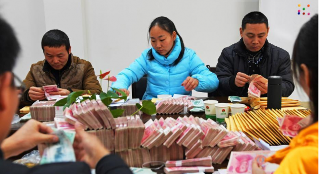 40名警察看护企业取2500万现金发工资 民工合不拢嘴