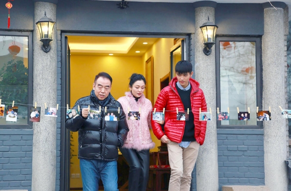 陈凯歌一家三口首次真人秀同框 小儿子神似吴亦凡