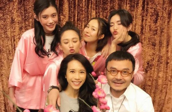 满屏大长腿 辣眼睛！陈乔恩发博晒与莫文蔚汪涵相聚照
