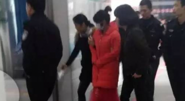 31岁母亲酒店勒死4岁儿子 身穿红色婚纱踩高跟欲自杀