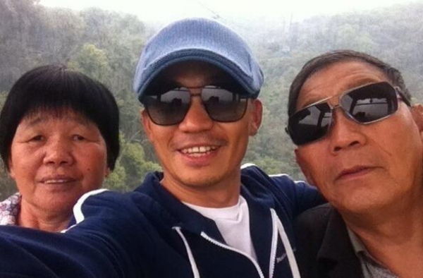 王宝强晒全家福称妈妈怀里很幸福 网友更赞基因强大