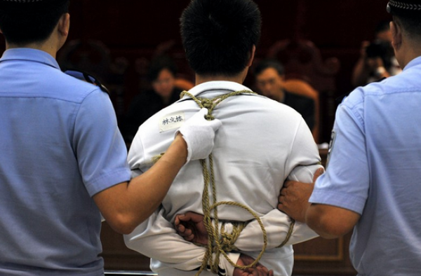 潜逃杀人犯回家过年被捕 叹道没想到警察过年还上班