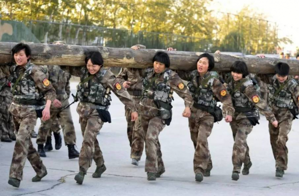 巾帼不让须眉！ 陆军首支女子特战连摸爬滚打超级帅
