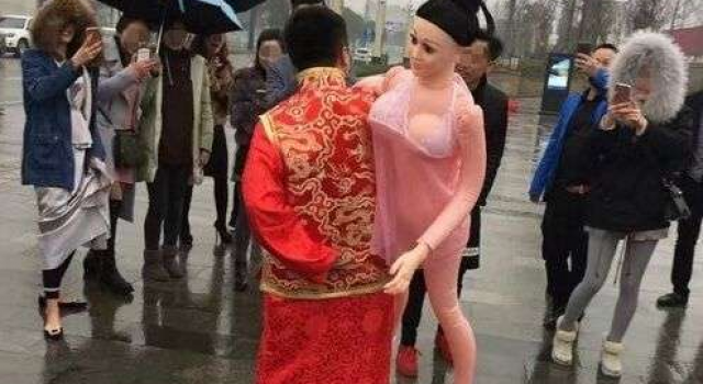 恶俗不要脸！新婚男子背充气娃娃雨中漫步引围观