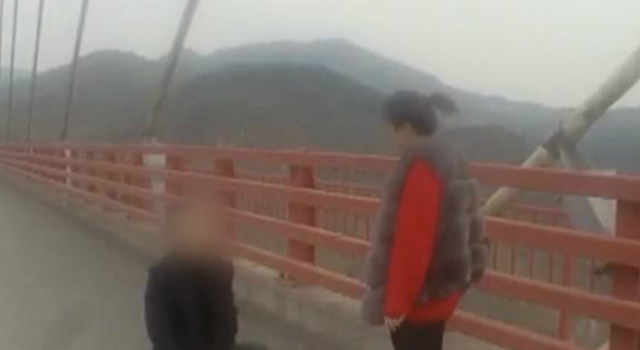 小伙高速路上长跪不起求婚 女友懵逼没接受交警急坏