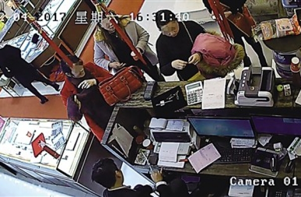 大妈为给准儿媳见面礼 大过年的偷金项链被取保候审