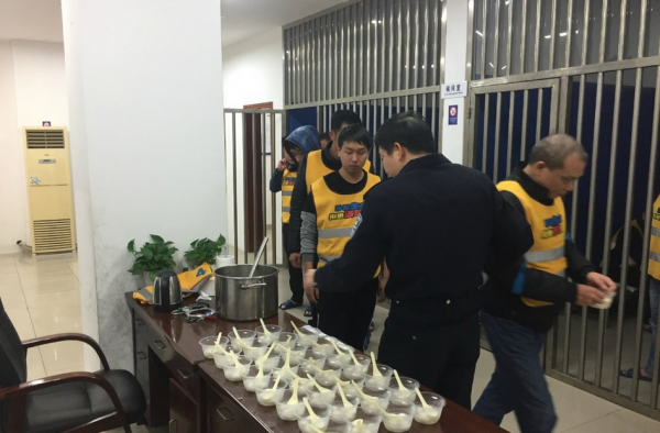 30人醉驾被抓无法过元宵节 狱中交警为其煮汤圆
