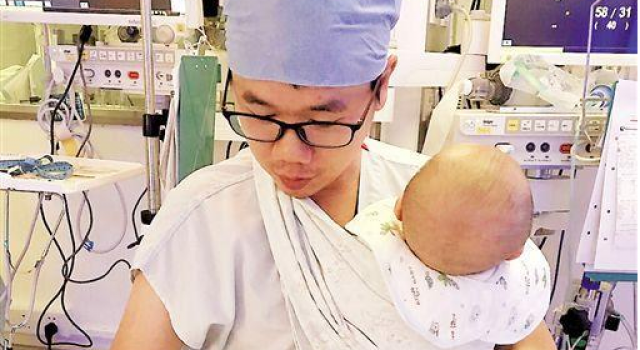 暖心“省医奶爸”走红 男护士胸前床单兜患儿