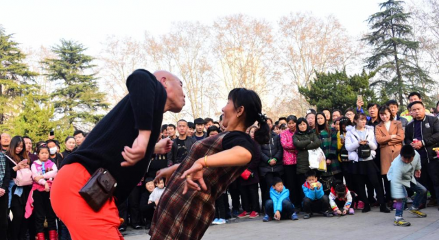 自创“摇摆抽筋舞”爆红网络 大叔大妈成红人