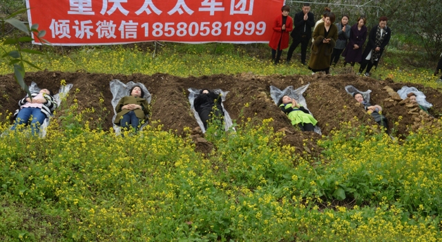 女子在坟墓中反思 离婚在此感受死亡重获新生