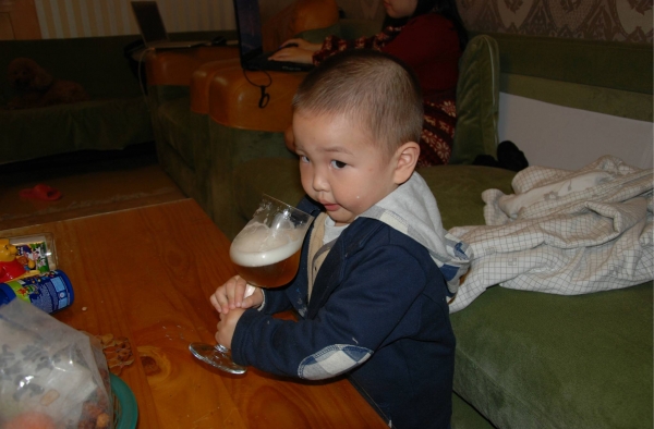 8岁男童为和妹妹比酒量 竟连喝十几杯 结果悲剧了