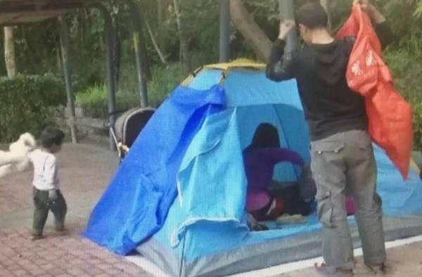 IT创业失败 深圳高学历夫妻带3岁娃住帐篷流浪街头