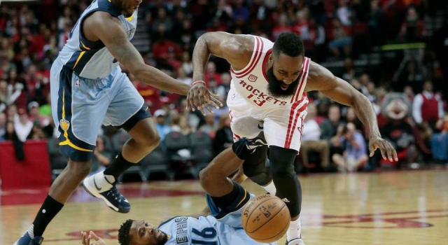 NBA火箭胜灰熊高清组图  哈登险被踢要害小加单手暴扣