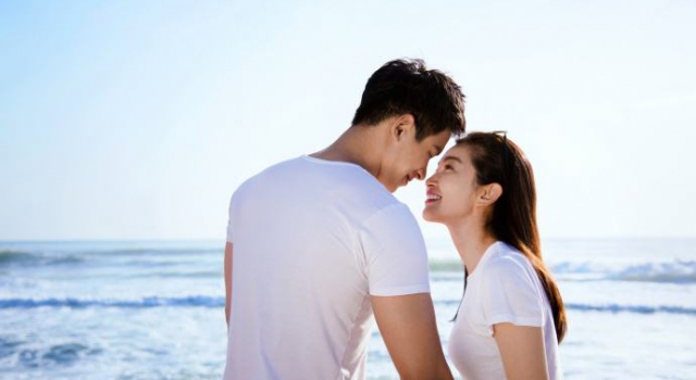 李冰冰穿情路装与男友秀恩爱  两人好像连体婴