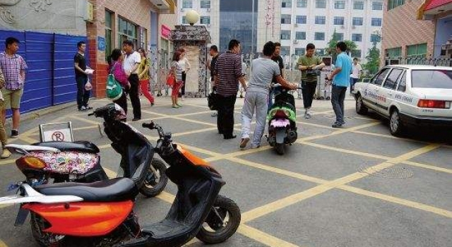 八旬老人敢无照开摩托车 只为载百岁老母去看病