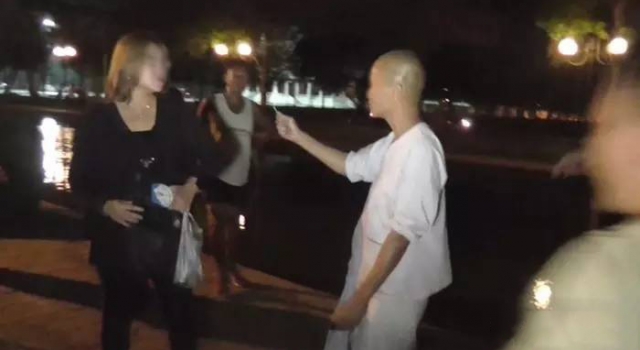 泰国尼姑用擒拿术打倒警察抢枪：来啊我要和你单挑！