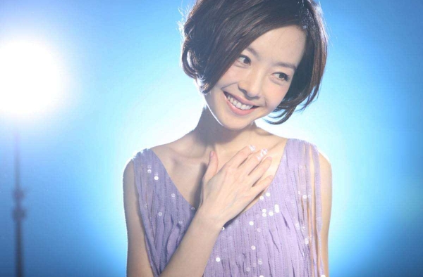 求明星保养秘诀 鲁豫现身发布会甜似少女