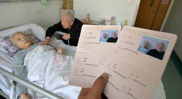 因为爱情 八旬老两口离婚37年后病房里复婚