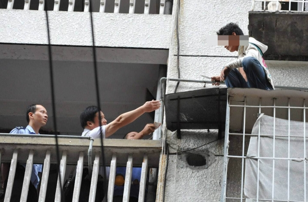 不作不死！小伙为吓唬女友假装跳楼 失足被挂电线上