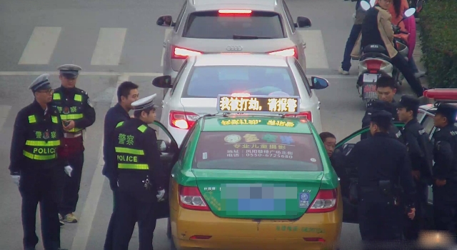 出租车上现“我被打劫请报警” 路人报警后真相竟是...