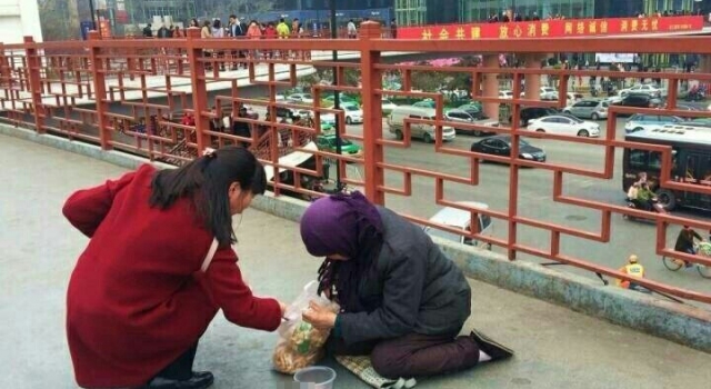 职业行乞人只收钱 女子好心赠麻花被弃垃圾桶