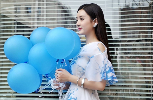 赵丽颖秀性感腹肌线条拉仇恨 网友:小赵总居然有腹肌