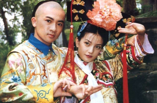 19年前赵薇抱着“小沈阳” 背后苏有朋表情亮了