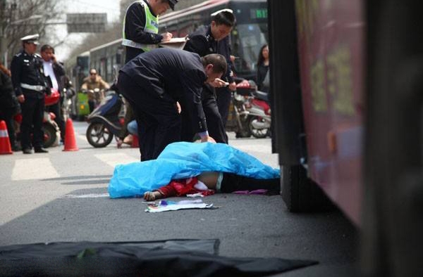台湾15岁女生公交上嬉闹被推车外遭碾压死亡 谁的错？