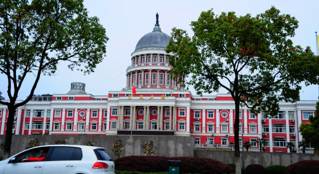 学校行政楼酷似美国国会大厦走红 山寨建筑何时了