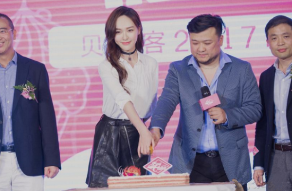 唐嫣露长腿妩媚迷人 自曝靠吃甜食减压