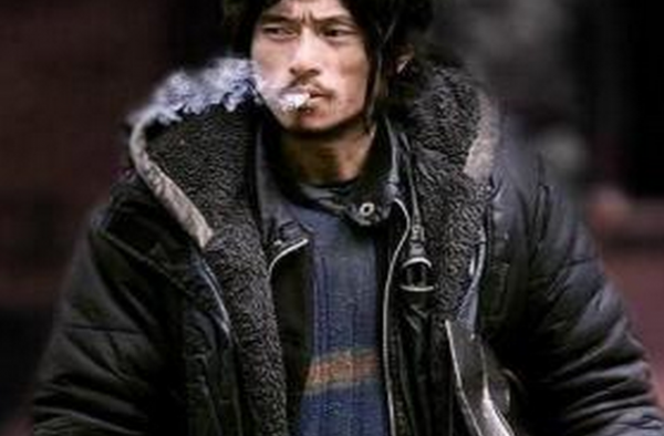 如此摇摆 济南粉红乞丐哥跳触电舞走红网络