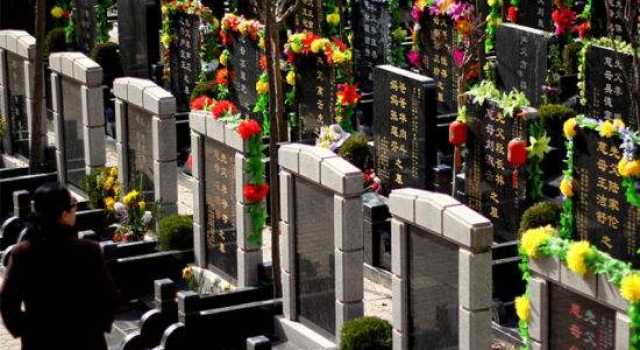 男子带小三扫墓被老婆抓包 无颜面对祖宗