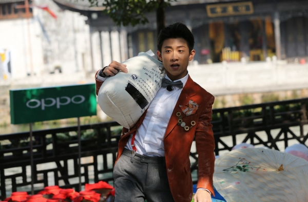 高能少年团变身古代船夫 张一山扛面粉笑翻众人