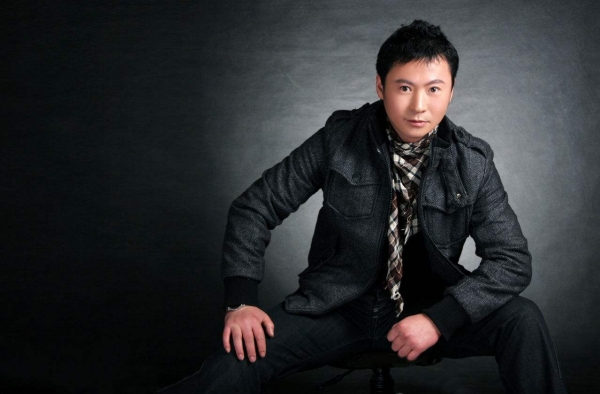 李文乐化身正义使者 身着警服魅力四射