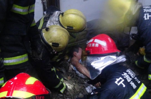 老屋坍塌生死一线 丈夫用身体拼命护妻