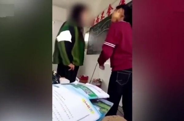 毁三观！师生课堂互扇耳光撕扯扭打