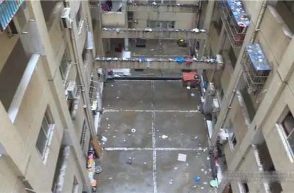 男孩模仿动画片撑伞跳 所幸5楼下落被阻挡无大碍