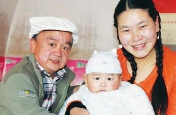 娱乐圈身高最低的男演员张伸 1米2却娶了小18岁娇妻