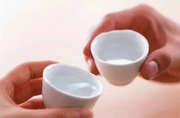 小伙因二两白酒差点丧命 因喝酒吐得食道破裂