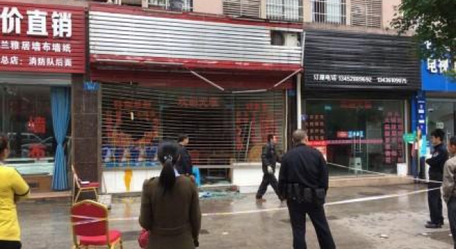 4岁女童遭家人虐打 路人在其店面外写“人渣”泄愤