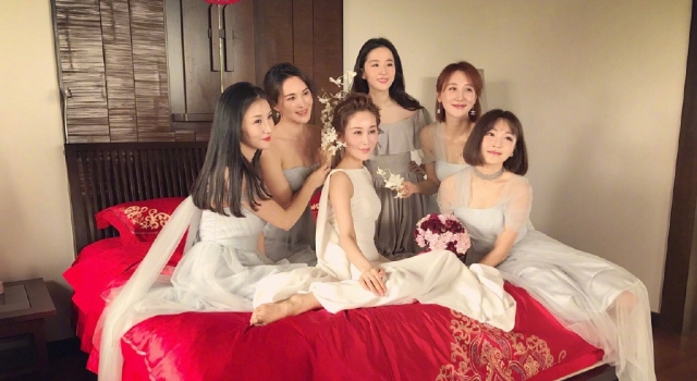 刘亦菲伴娘照秒杀新娘 太仙太靓遭网友催婚