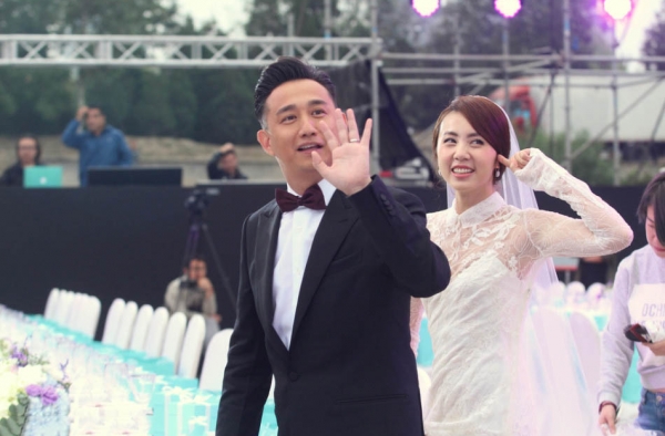 黄磊孙莉相爱20周年 穿唯美婚纱秀恩爱