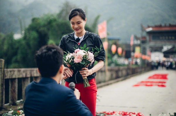 跳水女王吴敏霞要结婚了 张效诚求婚现场照曝光