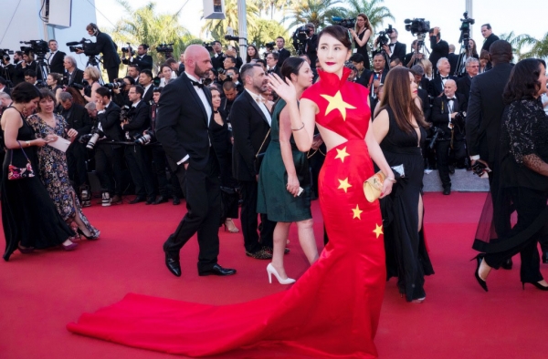 网红女穿国旗走红毯惹众怒 戛纳电影节谁都能走？