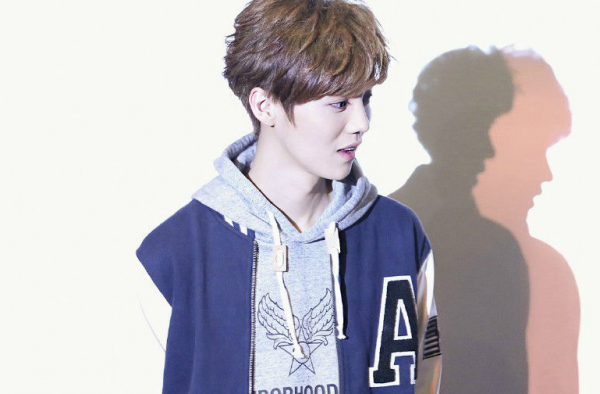 跑男新一期王嘉尔叫鹿晗起床 傻狍子一脸天真“我在哪”