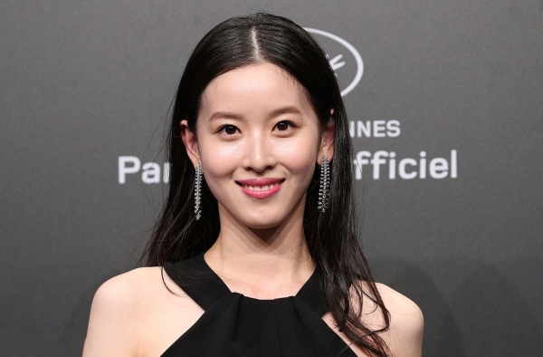 奶茶妹妹章泽天戛纳首现身 小露香肩秀时尚