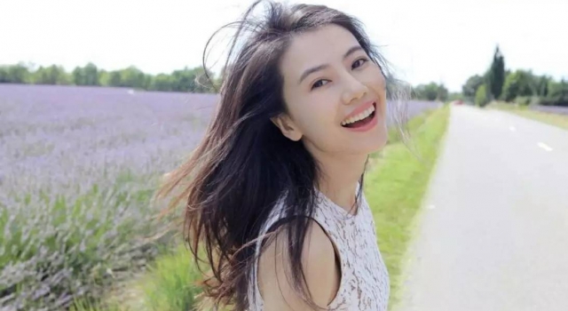 高圆圆14年前青涩照曝光 冻龄女神更显娇俏妩媚