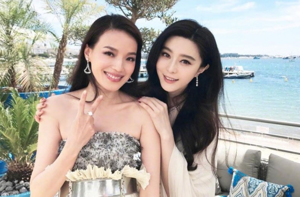 范冰冰舒淇戛纳合影 舒淇手上的东西亮了